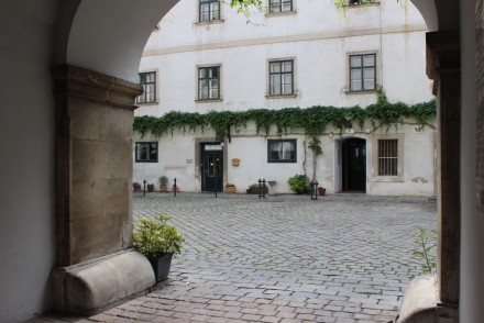 Cobblestone-Vienna-citycenter-Deutschordenskirche-courtyard-940x627